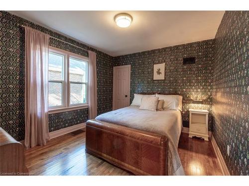 94 Queensdale Avenue E, Hamilton, ON - Indoor Photo Showing Bedroom