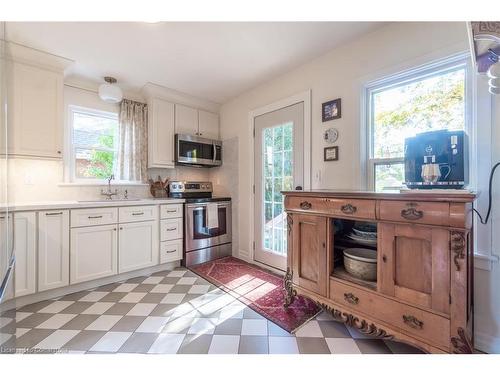 94 Queensdale Avenue E, Hamilton, ON - Indoor Photo Showing Kitchen