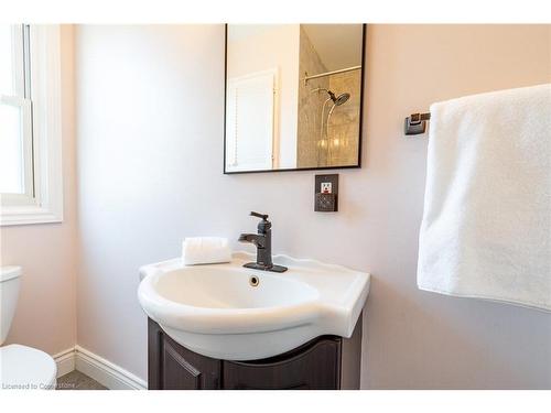 702 Seventh Avenue, Hamilton, ON - Indoor Photo Showing Bathroom