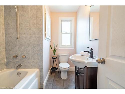 702 Seventh Avenue, Hamilton, ON - Indoor Photo Showing Bathroom