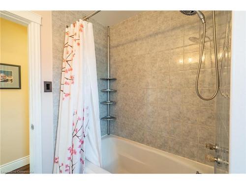 702 Seventh Avenue, Hamilton, ON - Indoor Photo Showing Bathroom