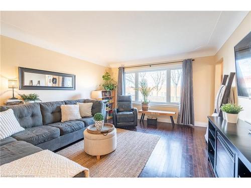 702 Seventh Avenue, Hamilton, ON - Indoor Photo Showing Living Room