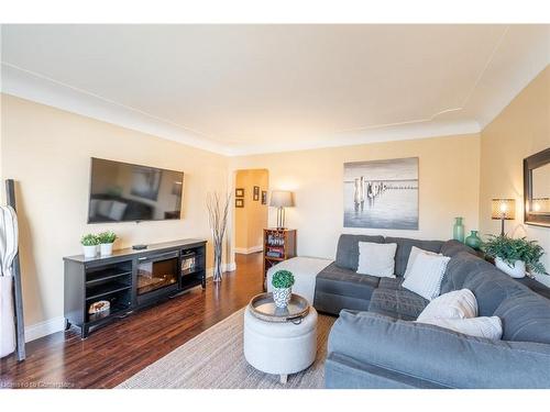 702 Seventh Avenue, Hamilton, ON - Indoor Photo Showing Living Room