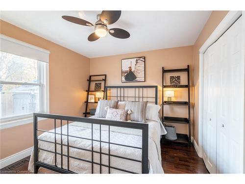 702 Seventh Avenue, Hamilton, ON - Indoor Photo Showing Bedroom