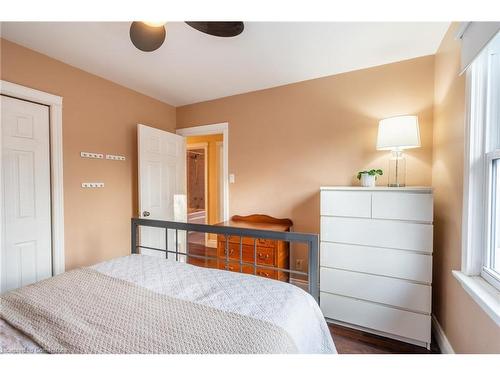 702 Seventh Avenue, Hamilton, ON - Indoor Photo Showing Bedroom