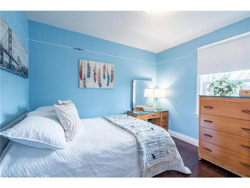 702 Seventh Avenue, Hamilton, ON - Indoor Photo Showing Bedroom