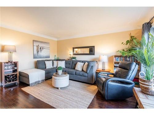 702 Seventh Avenue, Hamilton, ON - Indoor Photo Showing Living Room