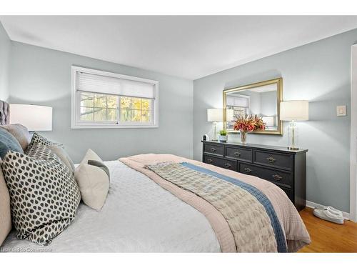 533 Galway Drive, Burlington, ON - Indoor Photo Showing Bedroom