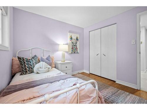 533 Galway Drive, Burlington, ON - Indoor Photo Showing Bedroom