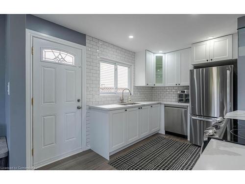 30 Larch Street, Hamilton, ON - Indoor Photo Showing Kitchen