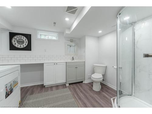 30 Larch Street, Hamilton, ON - Indoor Photo Showing Bathroom