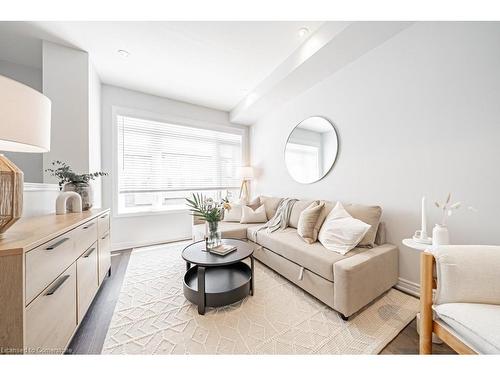 62-5000 Connor Drive, Beamsville, ON - Indoor Photo Showing Living Room