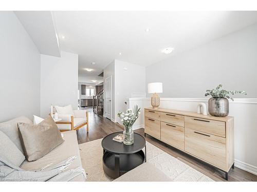 62-5000 Connor Drive, Beamsville, ON - Indoor Photo Showing Living Room