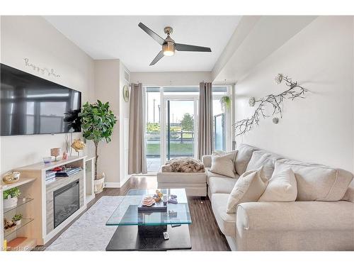 408-2093 Fairview Street, Burlington, ON - Indoor Photo Showing Living Room