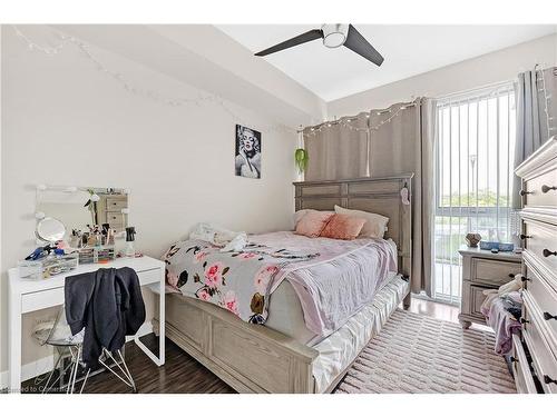 408-2093 Fairview Street, Burlington, ON - Indoor Photo Showing Bedroom