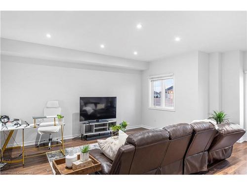 49 Crossings Way, Hannon, ON - Indoor Photo Showing Living Room