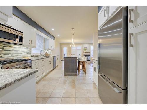 129 Dorchester Drive, Grimsby, ON - Indoor Photo Showing Kitchen With Upgraded Kitchen