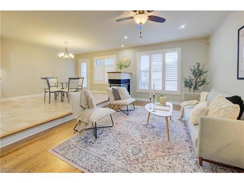 129 Dorchester Drive, Grimsby, ON - Indoor Photo Showing Living Room