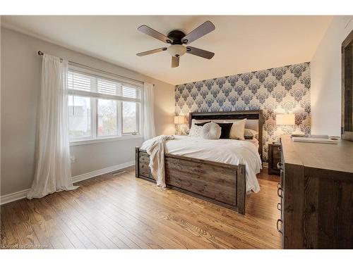 129 Dorchester Drive, Grimsby, ON - Indoor Photo Showing Bedroom