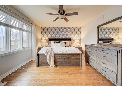 129 Dorchester Drive, Grimsby, ON - Indoor Photo Showing Bedroom