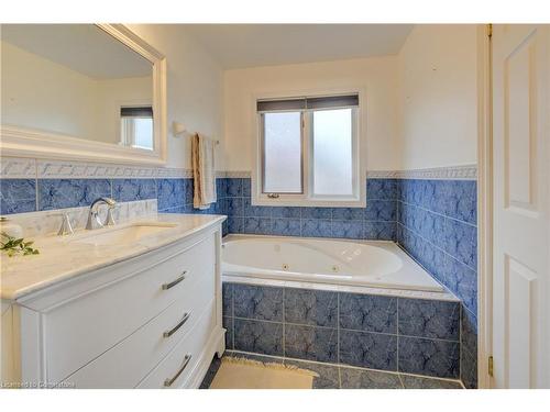 129 Dorchester Drive, Grimsby, ON - Indoor Photo Showing Bathroom