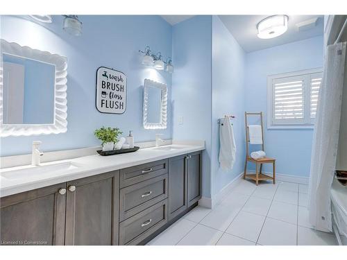 175 Oakhill Place, Ancaster, ON - Indoor Photo Showing Bathroom