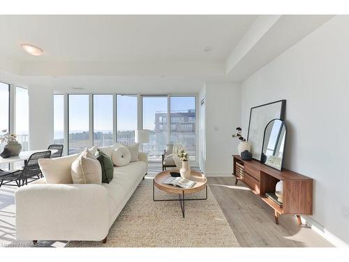 912-220 Missinnihe Way, Mississauga, ON - Indoor Photo Showing Living Room