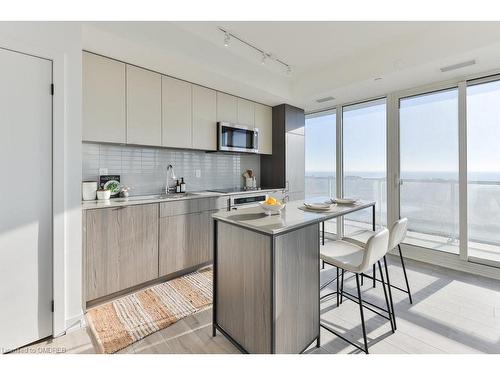 912-220 Missinnihe Way, Mississauga, ON - Indoor Photo Showing Kitchen