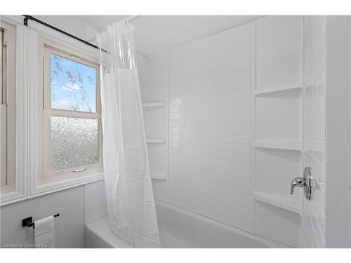 515 Deere Street, Welland, ON - Indoor Photo Showing Bathroom