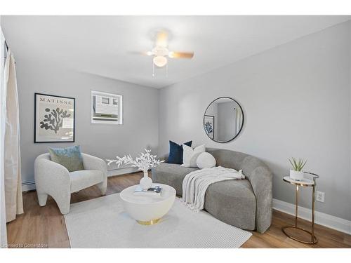 515 Deere Street, Welland, ON - Indoor Photo Showing Living Room