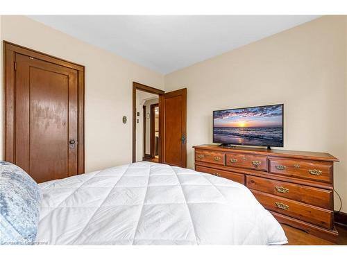 155 Walter Avenue S, Hamilton, ON - Indoor Photo Showing Bedroom