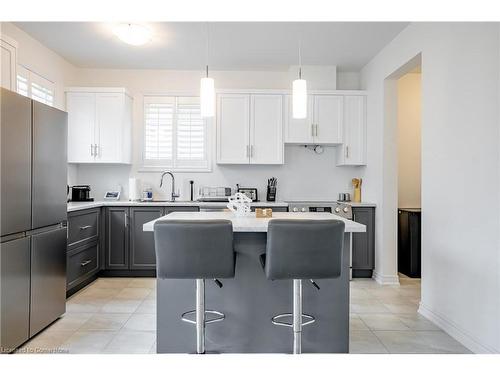 8101 Brookside Drive, Niagara Falls, ON - Indoor Photo Showing Kitchen With Upgraded Kitchen