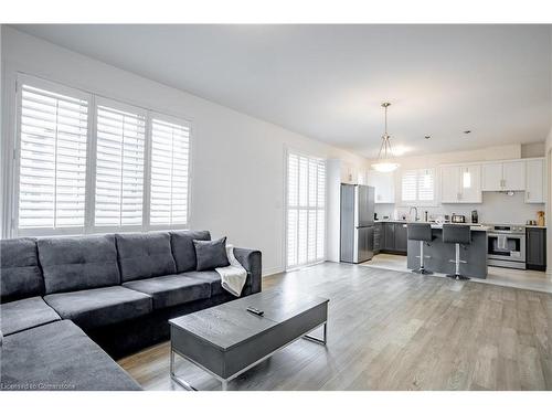 8101 Brookside Drive, Niagara Falls, ON - Indoor Photo Showing Living Room