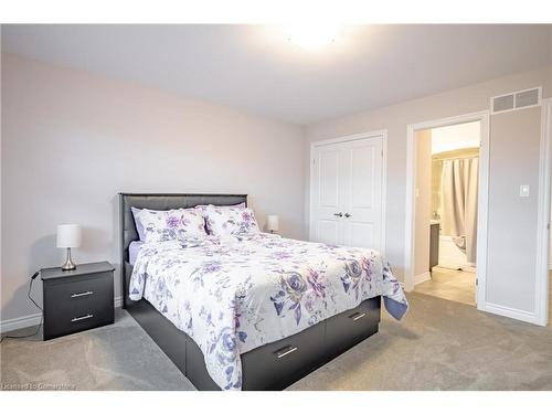 8101 Brookside Drive, Niagara Falls, ON - Indoor Photo Showing Bedroom