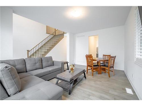 8101 Brookside Drive, Niagara Falls, ON - Indoor Photo Showing Living Room