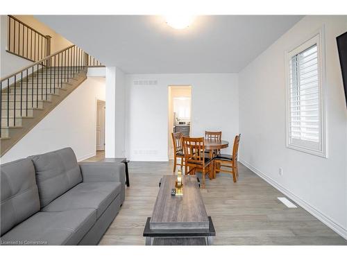 8101 Brookside Drive, Niagara Falls, ON - Indoor Photo Showing Living Room