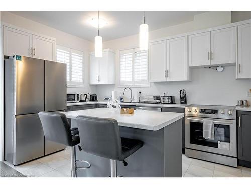 8101 Brookside Drive, Niagara Falls, ON - Indoor Photo Showing Kitchen With Upgraded Kitchen