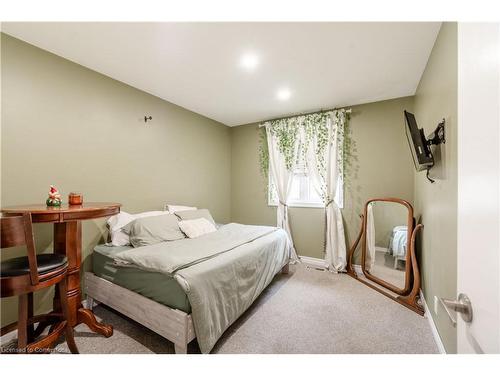 8523 Dickenson Road, Mount Hope, ON - Indoor Photo Showing Bedroom