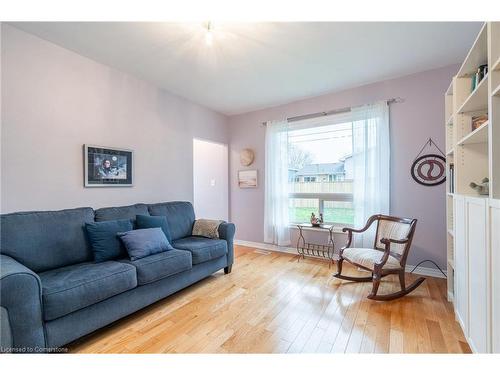 29 Sarasota Avenue, Hamilton, ON - Indoor Photo Showing Living Room