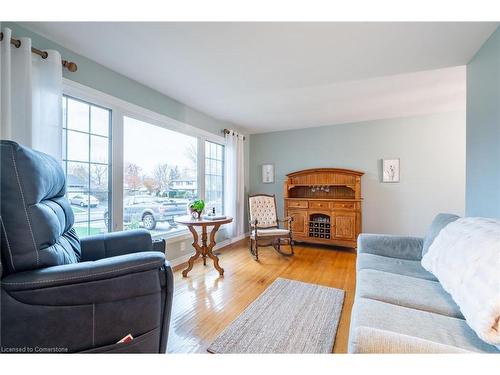 29 Sarasota Avenue, Hamilton, ON - Indoor Photo Showing Living Room