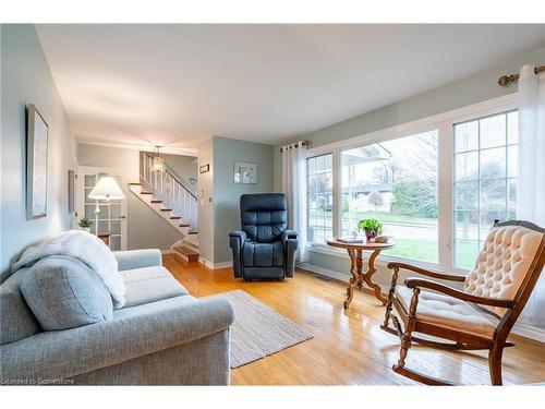 29 Sarasota Avenue, Hamilton, ON - Indoor Photo Showing Living Room