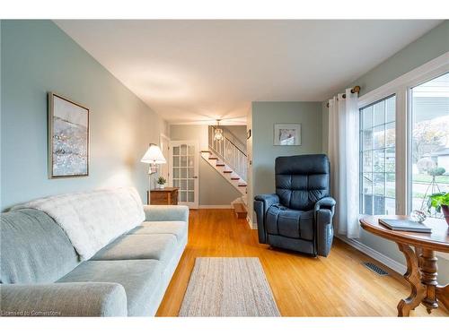 29 Sarasota Avenue, Hamilton, ON - Indoor Photo Showing Living Room