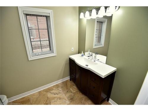 11-25 Hamilton Street South Street, Waterdown, ON - Indoor Photo Showing Bathroom