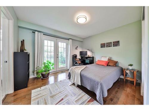 203 Penn Drive, Burlington, ON - Indoor Photo Showing Bedroom