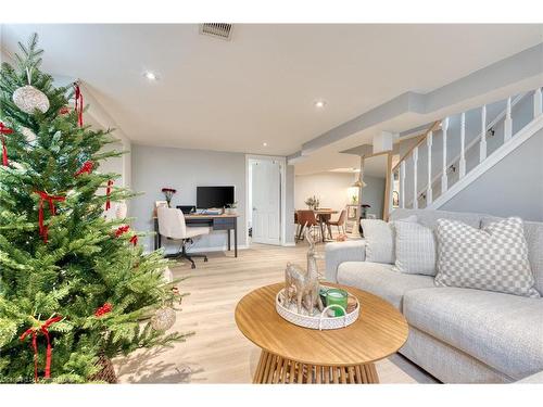 99 East 36Th Street, Hamilton, ON - Indoor Photo Showing Living Room