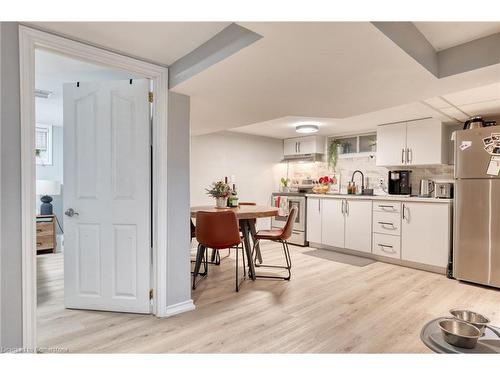 99 East 36Th Street, Hamilton, ON - Indoor Photo Showing Kitchen