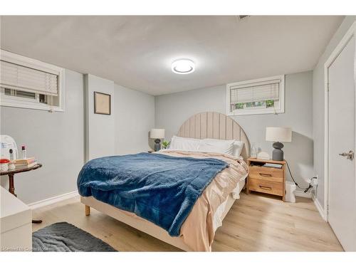 99 East 36Th Street, Hamilton, ON - Indoor Photo Showing Bedroom