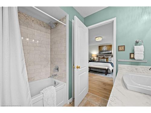 2237 Braeswood Lane, Burlington, ON - Indoor Photo Showing Bathroom