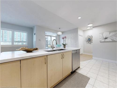 308-399 Elizabeth Street, Burlington, ON - Indoor Photo Showing Kitchen With Double Sink