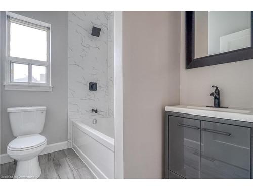 27 Grove Street, Hamilton, ON - Indoor Photo Showing Bathroom